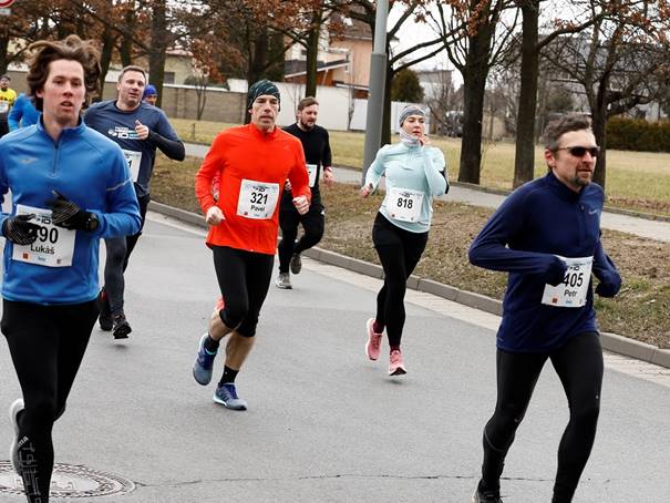 A group of people running

Description automatically generated