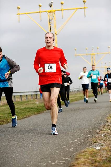 A person running on a road

Description automatically generated