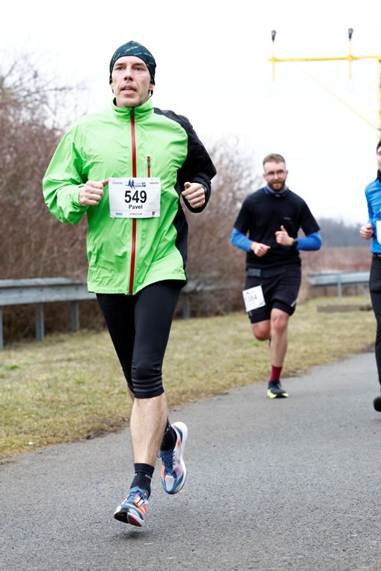 A group of people running on a road

AI-generated content may be incorrect.